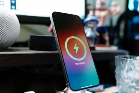 饶平苹果15换屏服务分享用什么充电器给iPhone15充电更好 